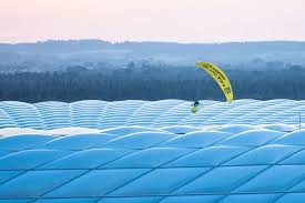 Un militant de greenpeace, pilotant un engin ulm, a failli se crasher dans les tribunes de l'allianz arena, avant de parvenir finalement à se. Vc2vrrn0p0b1vm