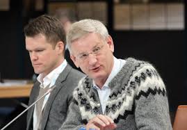 Komiskt när carl bildt (m) blir fast i en svängdörr med journalister som sänder live. Carl Bildt Balkanist