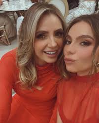 Foto del día: #AngélicaRivera y #SofíaCastro luciendo bellísimas vestidas  de rojo. ❤️ 📸 #Instagram