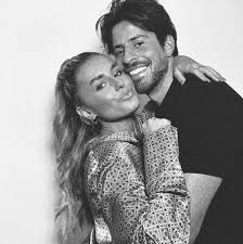 They are the first boy group to have twin members. Amber Davies Confirms Relationship With Her New Boyfriend But Hides His Name Aktuelle Boulevard Nachrichten Und Fotogalerien Zu Stars Sternchen