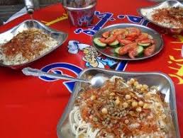 Le Kochari Est Le Plat National Egyptien Il Est Realise A Partir De Nouilles Spaghettis Macaronis Riz Lentilles Sauce Tom Cuisine Orientale Cuisine Orientale Recettes Orientales Et Recette