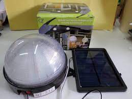 Lampu tenaga surya ini mempunyai warna yang bervariasi, termasuk merah, biru, orange, pink, hijau dan kuning. Lampu Rumah Led Tenaga Surya