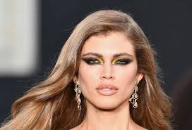A días del anuncio de victoria's secret de dejar de organizar sus famosos desfiles anuales, valentina sampaio se convirtió en la primera persona trans en formar parte del universo de la firma. Valentina Sampaio O Primeiro Modelo Transgenero De Victoria S Secret
