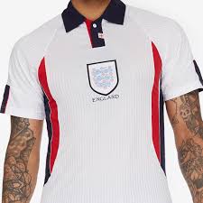 Úvod » fanshop » retro dresy » score draw england 98 home jersey mens white. Football Shirts Score Draw Retro England Football Shirt Mens Replica Retro Football Shirts White Navy Red