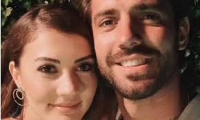 Serkay tütüncü amatör olarak futbol ile ilgilenmiş. Burcu Ozberk Ile Serkay Tutuncu Ask Mi Yasiyor