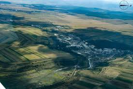 Salina târgu ocna este situată în inima moldovei, pe valea pitorească a trotuşului, în perimetrul oraşului târgu ocna, judeţul bacău, la 15 km de municipiul oneşti. Sit Arheologic AÈ™ezare Ocna Sibiului Sibiu Peisaje Arheologice