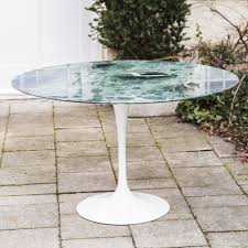 The table brings an air of grace; Tulip Dining Table Saarinen Marble Green Schlicht Designmobel