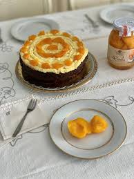 Mettete a scogliere in un pentolino, il cioccolato fondente (200 g) con il latte (100 ml). Torta Al Cioccolato E Pesche Sciroppate L Angelo Della Frutta