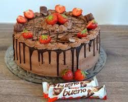 Kinder Bueno Torte Sarah Recettesdegateaux En 2020 Gateaux Alimentaires Recette Anniversaire Tourte