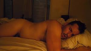 Frotter sur mon matelas en gémissant jusqu’à ce que je jouisse dessus