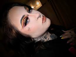 Love this bronze #cutcreaseeyemakeup from Makeup by Leah Davison 👌 How  cute is the little pancake face art. 🥞 Using our Blush Palette 👉 🛒 our  refillable, magnetic & recyclable face palettes (