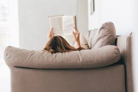 Interamente dorato e finemente intagliato. Sul Divano Con Un Libro Confidenze