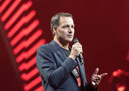 Alexander de croo (né le 3 novembre 1975) est un homme politique et homme d'affaires belge qui était premier ministre de la belgique depuis octobre 2020. Interview Alexander De Croo Deputy Prime Minister Minister Of By Guillaume Hachez Medium