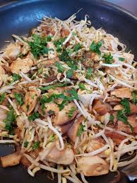Poulet Saute Aux Pousses De Soja Et Shiitakes Les Recettes De Raphaelle Haricot Mungo Recette Cuisine Asiatique Pousse De Soja
