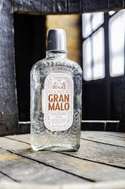 El influencer luisito comunica causó nuevamente gran polémica tras imitar la foto de su novia sobre el mezcal y. Conoce Gran Malo El Nuevo Tequila De Luisito Comunica