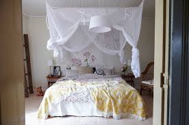 Questa barra luminosa a led si può usare in diversi modi: Una Camera Da Favola Con Il Letto A Baldacchino Ikea Letto A Baldacchino Camere Semplici Stanza Da Letto