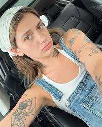 Ashley Reuer's Instagram, Twitter & Facebook