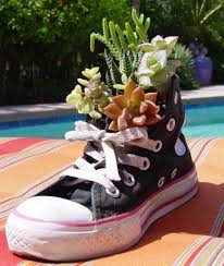 Deko Fur Den Garten Alter Schuh Pflanzgefass Moderne Idee Topf Und Kubelpflanzen Alte Schuhe Pflanzgefasse