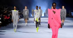 Balenciaga — дом моды, основанный испанским дизайнером кристобалем баленсиагой, родившимся в стране басков. Paris Fashion Week Ss21 Balenciaga Givenchy And More Highlights