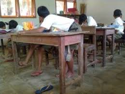 Anak Belajar Di Dalam Kelas Dengan Keterbatasa Berkelas Anak