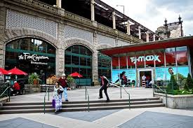 I knew i could get a good lunch of two empanadas, fried plantains, and vegetables with a bottle of iced tea for under $9. East Side To The Maxx Wsj
