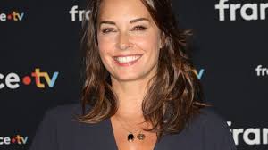 Julia Vignali se moque d'Harold Hessel en lu faisant porter une armure