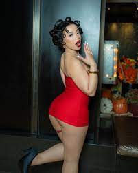 Ice Spice looks exactly like Betty Boop as she bares her butt in very short  red dress at NJ Halloween performance 