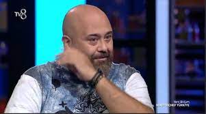 Tv 8'in sevilen yemek yarışmasında somer sivrioğlu, danilo zanna ve mehmet yalçınkaya yapılan yemekleri tadarak değerlendiriyor. Emotional Moments At Masterchef Turkey Somer Sivrioglu Burst Into Tears And Learned About The Experiences Of His Sister And Brother