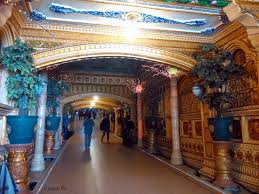 Masjid tiiban merupakan sebuah masjid yang terletak didaerah turen kabupaten malang tepatnya berada diarea pondok pesantren biharu bahriasali fadlaailir rahmah jlanggur rt 27 rw 06 sananrejo kecamatan turen kabupaten malang. Masjid Turen Lawang Sewu Nusagates