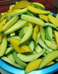 Masukkan 1/2 bagian dari potongan mangga ke dalam blender, proses sampai halu, tuang ke dalam mangkuk. Cara Cara Buat Jeruk Mangga Tanpa Guna Pengawet