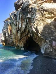 Η χιλιαδού είναι μια από τις γνωστότερες παραλίες της εύβοιας. Xiliadoy H Wraioterh Paralia Ths Eyboias Kapote Htan Ormhthrio Peiratwn Binteo Fwto