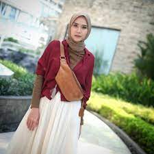 Tren model baju muslim menjadi gaya busana terbaik saat ini, jadi tidak pernah terlalu. 11 Potret Super Chic Zaskia Adya Mecca Menggunakan Hijab Paris