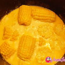 Bubur ketan hitam (disebut juga bubur pulut hitam atau bubur injit) merupakan hidangan penutup, dengan cita rasa manis, yang terbuat dari beras ketan yang direbus dengan air berlebih hingga lunak, dan biasa disajikan dengan santan. Mamajue Story