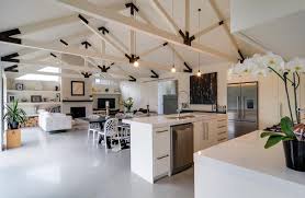 Arthur S Point House Exposed Trusses Interior Architecture Black And White Living Black And White Truss Renovation Maison Maison Poutre Plafonds