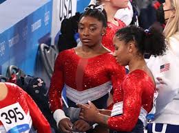 סימון ביילס עשתה היום (שישי) דבר שנראה עד כה בלתי אפשרי לבני אדם. Bss6ojp86qxtlm