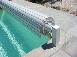Les lames fabriquées en pvc résistent aux u.v et à une charge de 100 kg. Volet Piscine Voleo Hors Sol Motorise Avec Fins De Courses Pour Piscine Jusqu A 4m X 8m