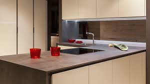 Kare ve dikdörtgen şeklinde tasarlanan mozaikler farklı ölçülere sahip birçok opsiyona yer verir. Mutfak Tezgah Modelleri Son Moda 2021 Dekorstilleri Com