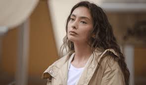 اشتهرت في العالم الغربي والعربي بفضل أدوارها الدرامية في عدد من المسلسلات بما في ذلك دورها في مسلسل حب أعمى. Ù†Ø³Ù„ÙŠÙ‡Ø§Ù† ØªÙ†Ø³Ø­Ø¨ Ù…Ù† Ø§Ø¨Ù†Ø© Ø§Ù„Ø³ÙÙŠØ± Ù„Ø£Ø³Ø¨Ø§Ø¨ ØµØ­ÙŠØ©