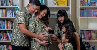 Daphne eleanor m iking known as daphne iking , is a malaysian television personality, an emcee and an occasional actress. Daphne Iking Selamat Bersalin Anak Keempat