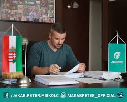 Legújabb posztjában gyurcsányné és jakab péter is a gyászoló családokat próbálta megszólítani, pontosabban a fájdalmukat kihasználni, amiből arra lehet következtetni, hogy a baloldal hosszú távon. Telex Jakab Peter Levelet Kapott Ursula Von Der Leyentol