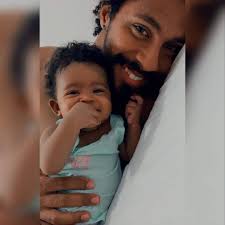 Se há significado de Amor Se procuro a Felicidade, a Paz Se há razão pra  viver e sorrir a cada dia És tu, a Resposta 😍❤️ Kira Pinto❤️😍 Ps: Pai ta  feio,