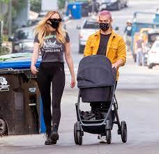 Sophie is said to give birth to. Sophie Turner Shows Off Post Baby Body As She Joe Jonas Take Baby Girl Willa For Stroll Aktuelle Boulevard Nachrichten Und Fotogalerien Zu Stars Sternchen