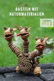 Wir Lieben Drachen Uber Alles Deshalb Haben Wir Uns Einen Hausdrachen Gebastelt Aus Zapfen Eichelhuten Pinecone Crafts Kids Pine Cone Crafts Crafts For Kids