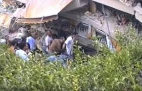 Ο σεισμός της πάρνηθας του 1999, ευρύτερα γνωστός ως σεισμός της αθήνας του 1999, με μέγεθος 5,9 στην κλίμακα ρίχτερ, έλαβε χώρα στις 7 σεπτεμβρίου 1999, 14:56:50 τοπική ώρα, και προκάλεσε 143 θανάτους και ζημιές που έφτασαν τα 3 δισεκατομμύρια ευρώ. O Fonikos Seismos Toy 1999 Otan H A8hna 8rhnoyse 143 Nekroys Mnhmes Apo Thn Tragwdia Enimerotiko Gr