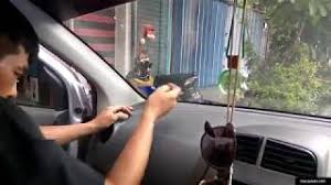 Seorang pengguna facebook bernama debu putih berkongsikan satu cara mudah dan selamat tanpa meninggalkan kesan gam dicermin kereta apabila road tax ditanggalkan. Cara Tampal Roadtax Kereta Dengan Mudah Myrujukan