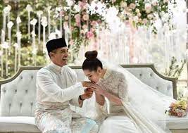 Perusahaan ini didirikan oleh tan sri sm nasimuddin sm amin, ayah faisal bersama istrinya, zaleha ismail pada 1975. Faliq Nasimuddin Marries Chryseis Tan The Star