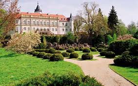 Rund 300.000 landeseigene wohnungen gibt es in berlin. Schlossverkauf Von Schlosswohnungen Bei Berlin Sudwestlich Von Potsdam Ca 11 000 M Grund Gesamtnutzflache Ca 3 900 M 24 Wohnungen Von 58 M 180 M Wohnflache Verkauf Von Einzelwohnungen