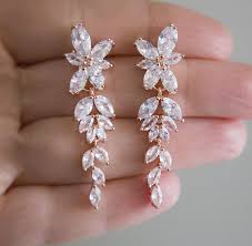 Découvrez les boucles d'oreilles may's ange à assortir avec votre parure de bijoux et votre robe. Boucles D Oreilles Mariage Elegantes Ornees Oxydes De Zirconium