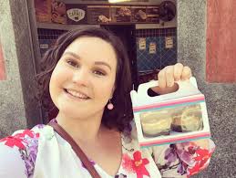 Hoje meu #tbt é pra essa personagem linda! Tão doce de coração, que  resolveu produzir e distribuir doces por aí. 🧁🍮🎂🥮 Nanci, eu te amo  tanto, obrigada por cada experiência maravilhosa @asaventurasdepoliana