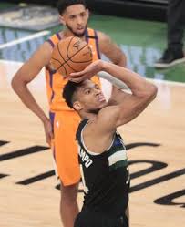He put on a bucks hat, took the stage. L3zxxkpa0f79vm